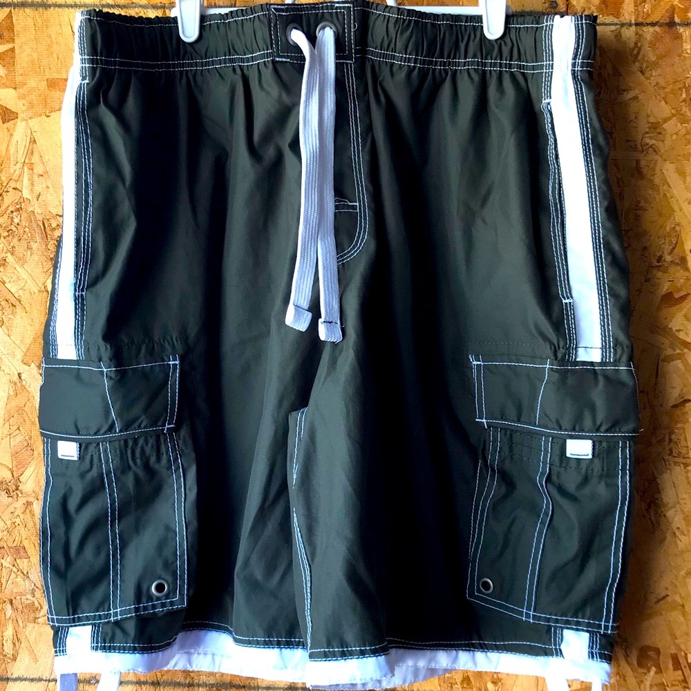 Mens No Boundaries XL 40/42 kaki green and white shorts